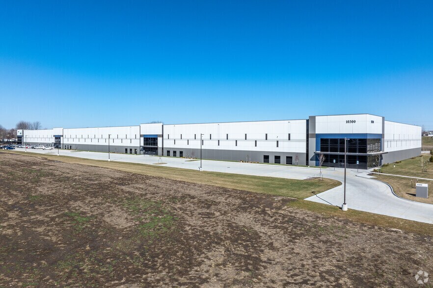 10300 Northpark Dr, Urbandale, IA à louer - Photo du bâtiment - Image 1 de 8