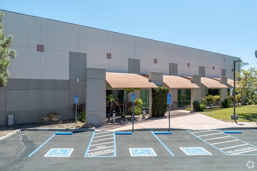 997 Flower Glen St, Simi Valley, CA for lease - Building Photo - Image 3 of 7