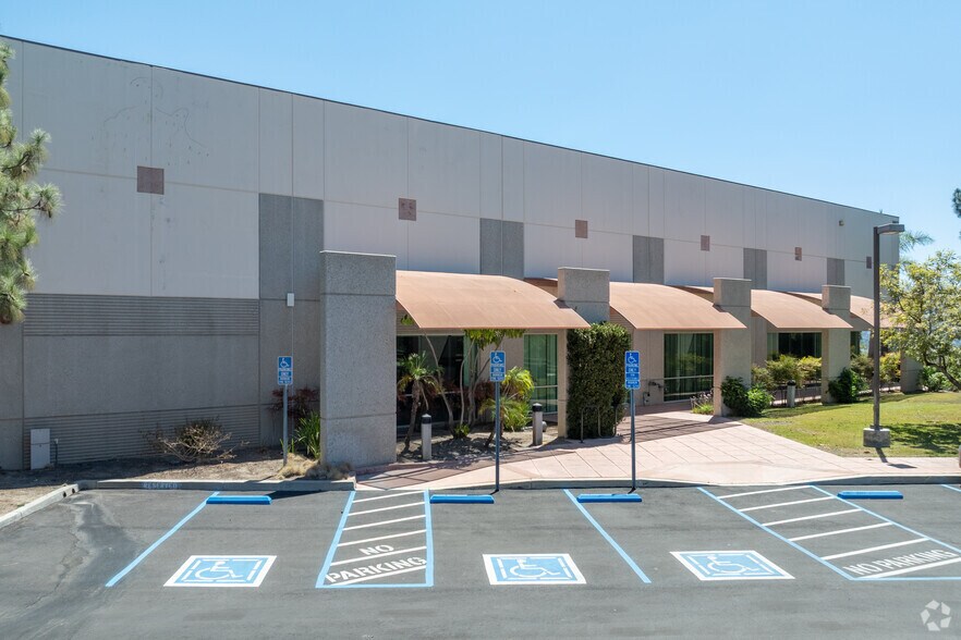 997 Flower Glen St, Simi Valley, CA à louer - Photo du bâtiment - Image 3 de 7