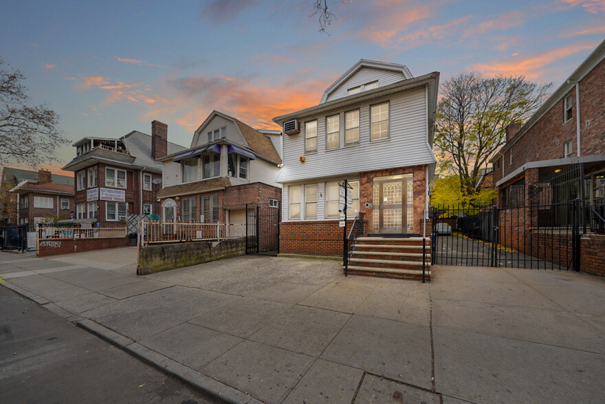 3751 76th St, Jackson Heights, NY à vendre - Photo principale - Image 1 de 3