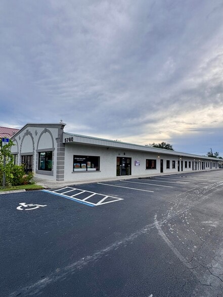 Artisan's Plaza - 5760 Shirley St portefeuille de 2 propriétés à vendre sur LoopNet.ca - Photo du bâtiment - Image 3 de 6