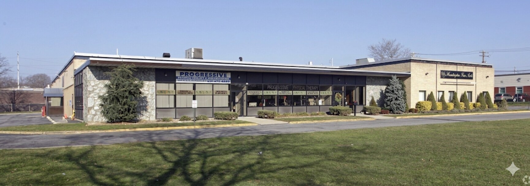 266 Pulaski Rd, Greenlawn, NY à louer Photo principale- Image 1 de 5