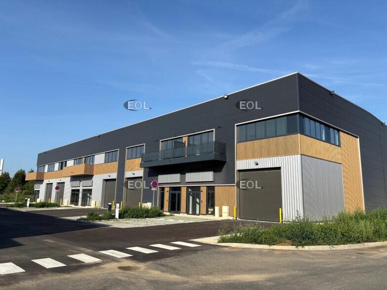 Flex in Chalifert for lease - Building Photo - Image 2 of 11