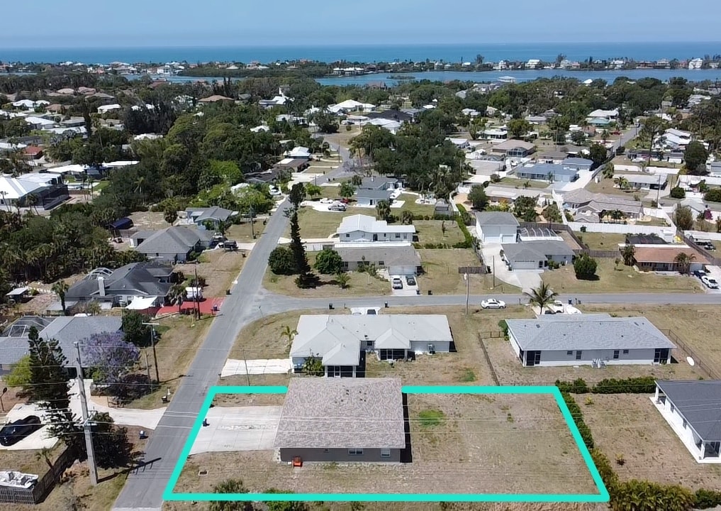 100 Charles Dr, Nokomis, FL for sale Primary Photo- Image 1 of 15