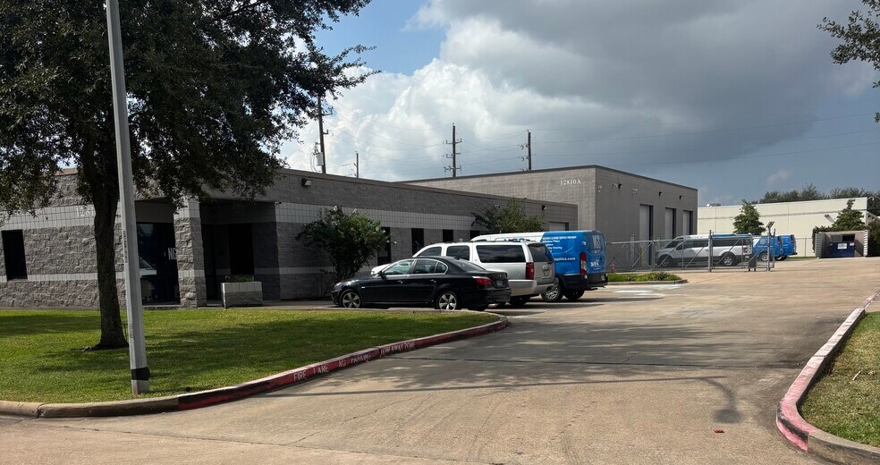 12810 Century Dr, Stafford, TX à louer - Photo du bâtiment - Image 3 de 39