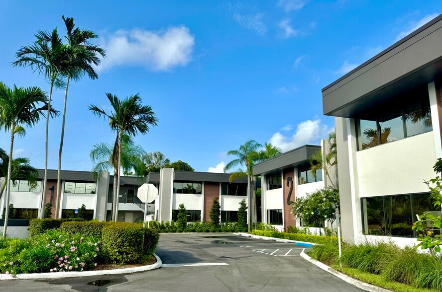 1021 Ives Dairy Rd, Miami, FL for lease - Building Photo - Image 3 of 8