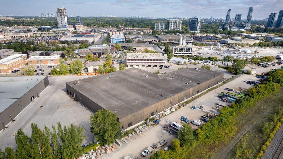 55 Esandar Dr, Toronto, ON à louer - Photo du bâtiment - Image 2 de 9