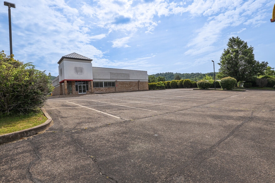 902 N Lewis St, Glenville, WV à louer - Photo du bâtiment - Image 2 de 50