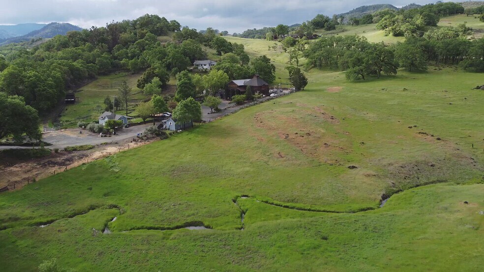 14600 S Highway 101, Hopland, CA à vendre - Vidéo sur l’inscription commerciale - Image 2 de 39