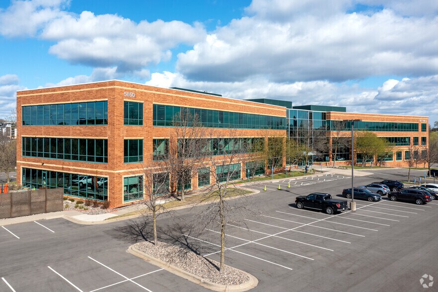 5850 Opus Pky, Minnetonka, MN à louer - Photo du bâtiment - Image 2 de 8
