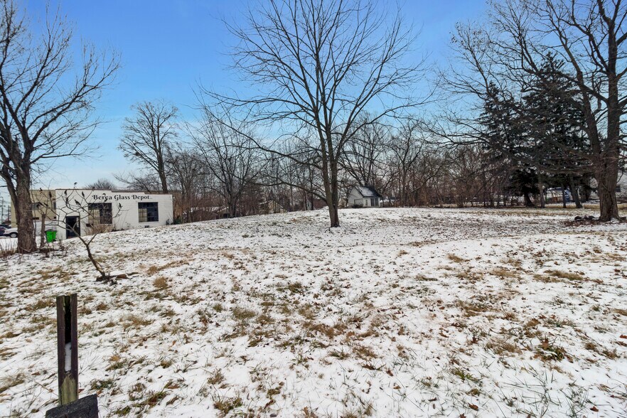 358 N Rocky River Dr, Berea, OH à vendre - Photo du bâtiment - Image 2 de 5