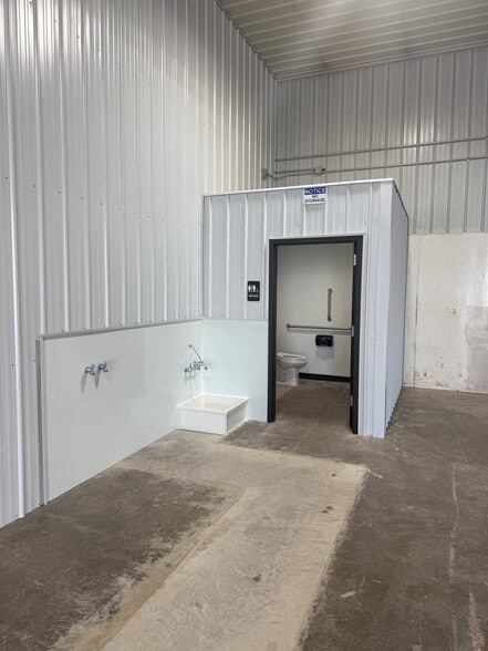 W1968 Industrial Dr, Freedom, WI for lease - Interior Photo - Image 3 of 6