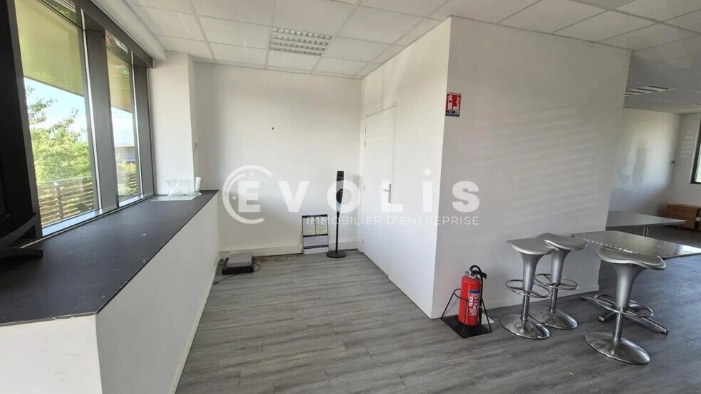 Office in Chanteloup-en-Brie for lease - Interior Photo - Image 3 of 4