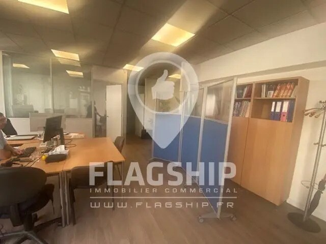 Retail in Levallois-Perret for sale Interior Photo- Image 1 of 10