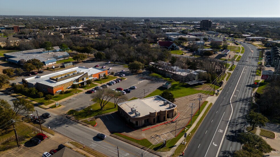 1201 Briarcrest Dr, Bryan, TX à vendre - Photo du bâtiment - Image 2 de 24
