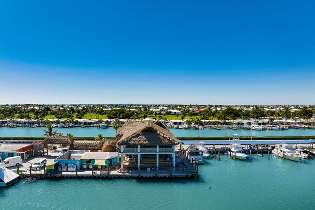Plus de détails pour ICONIC FLORIDA KEYS WATERFRONT RESTAURANT – DOCK & DINE, Key Colony Beach, FL - Commerce de détail à louer