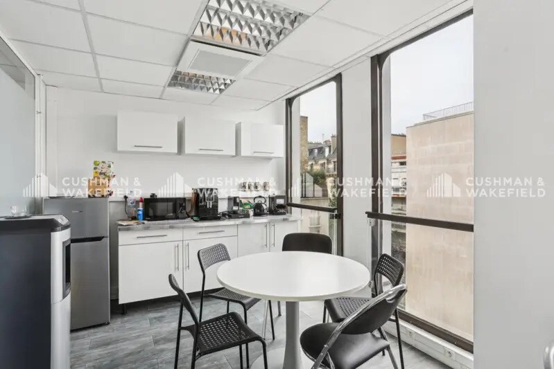 Office in Neuilly-sur-Seine for lease - Interior Photo - Image 2 of 13