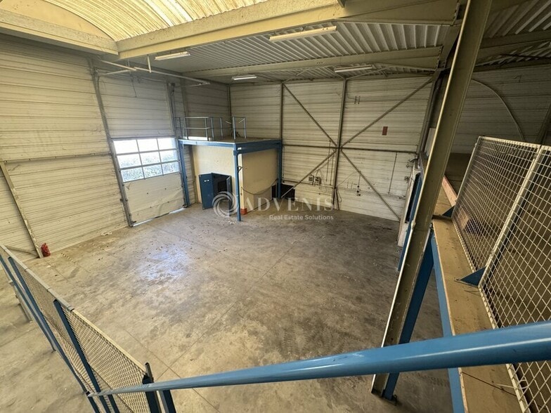 Flex in Claye-Souilly for lease - Interior Photo - Image 2 of 9