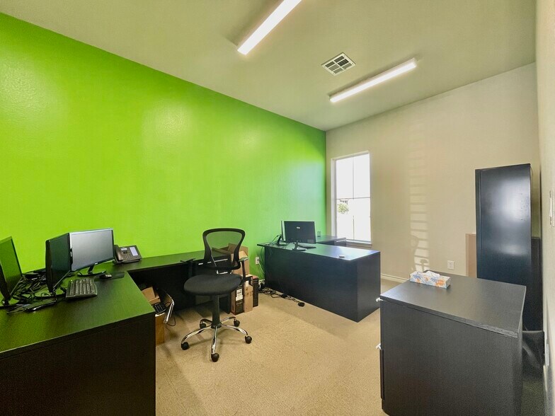 1913 Dutton, San Marcos, TX for lease - Interior Photo - Image 2 of 11