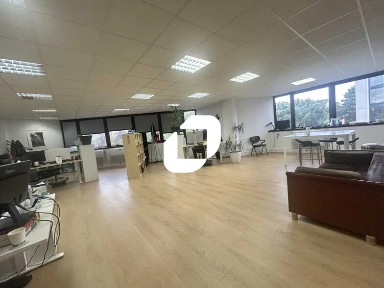 Office in Argenteuil for lease - Interior Photo - Image 1 of 10