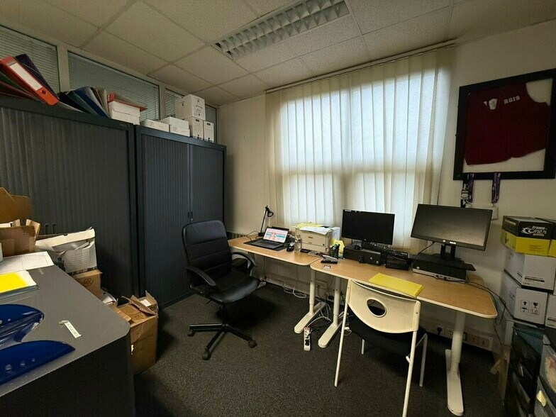 Office in Le Petit-Quevilly for lease - Interior Photo - Image 2 of 10