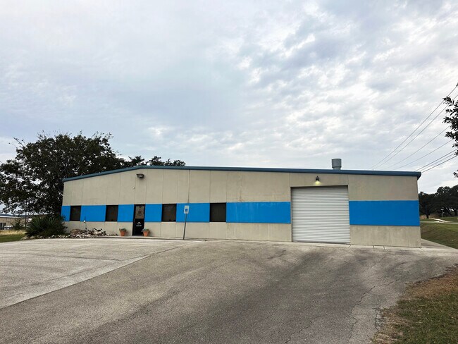 Plus de détails pour 228 Commerce Ave, Boerne, TX - Industriel à vendre