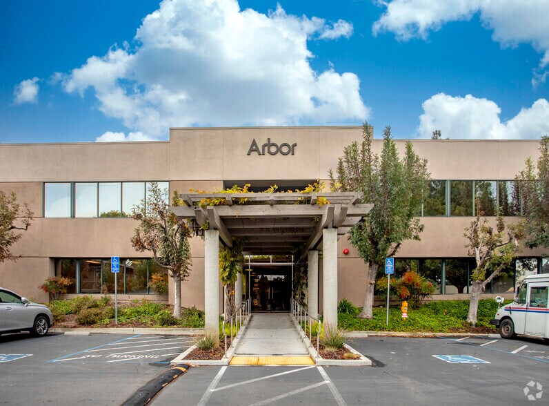 20045 Stevens Creek Blvd, Cupertino, CA à louer - Photo du bâtiment - Image 1 de 4