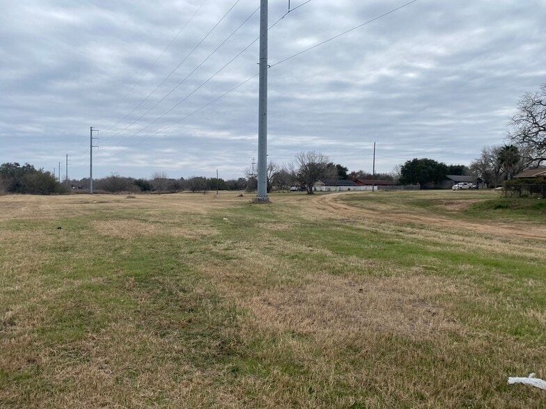 1520 Sutherland Springs Rd, Floresville, TX à vendre - Photo principale - Image 1 de 3