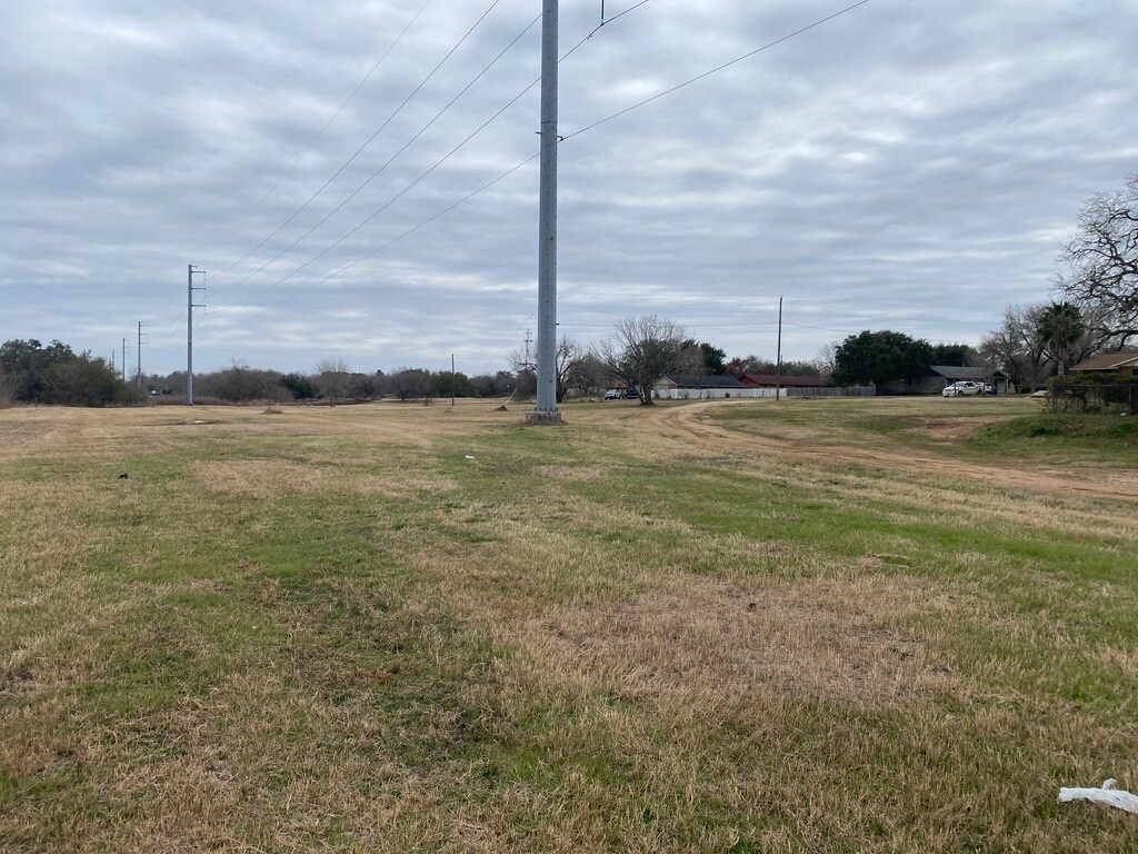 1520 Sutherland Springs Rd, Floresville, TX for sale Primary Photo- Image 1 of 4
