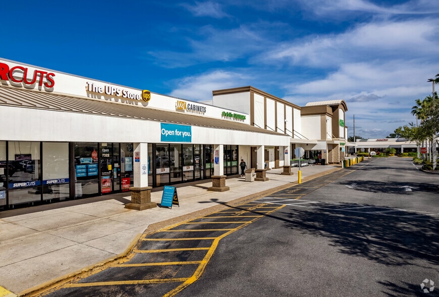 7208-7324 Manatee Ave W, Bradenton, FL à louer - Photo du bâtiment - Image 2 de 6