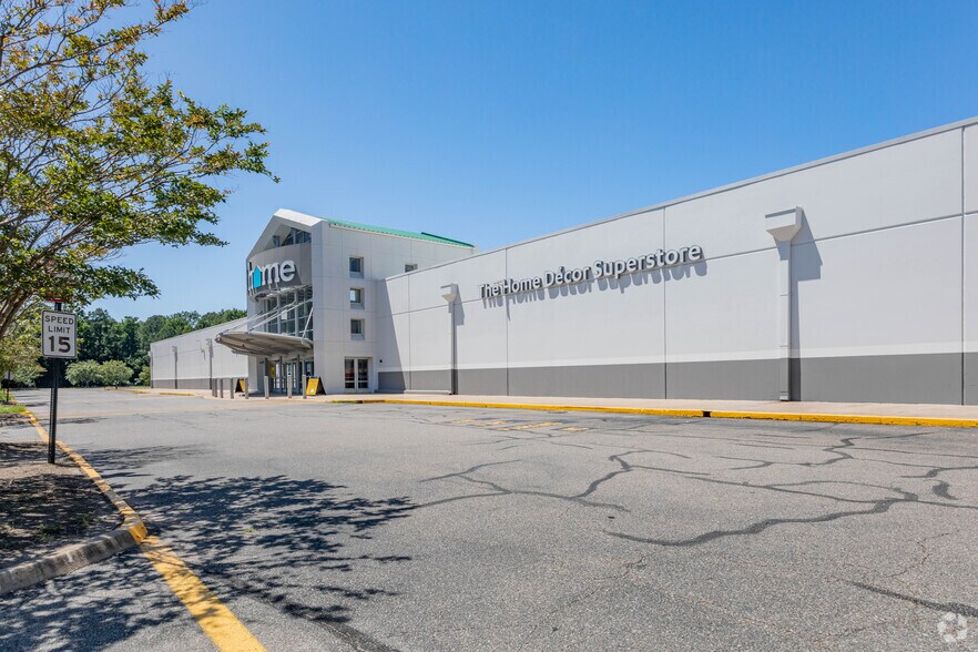 401 International Center Dr, Sandston, VA à vendre - Photo du bâtiment - Image 2 de 6