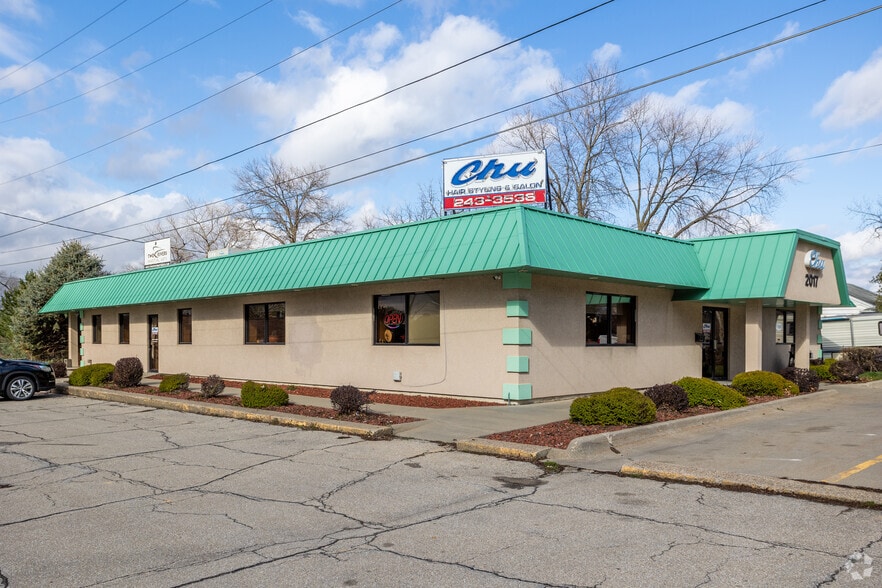 2017 Southlawn Dr, Des Moines, IA for lease - Building Photo - Image 2 of 6