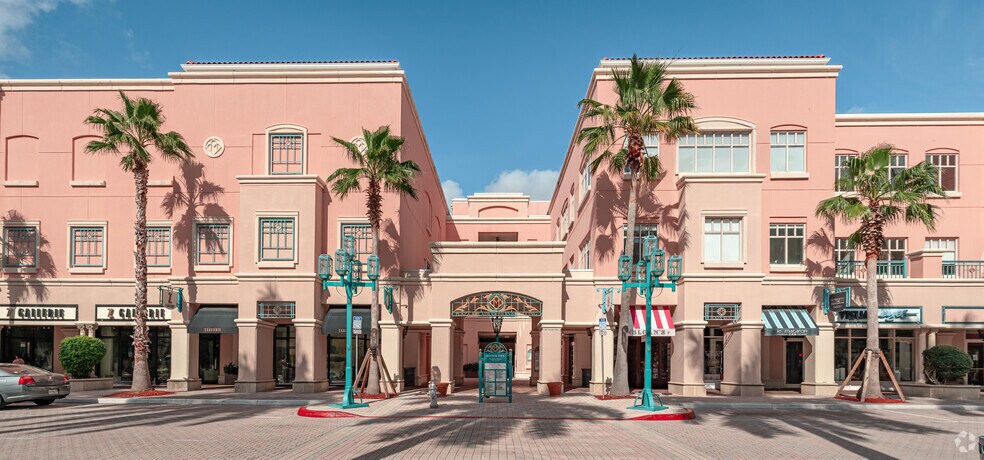 327 Plaza Real, Boca Raton, FL à louer - Photo du bâtiment - Image 3 de 7