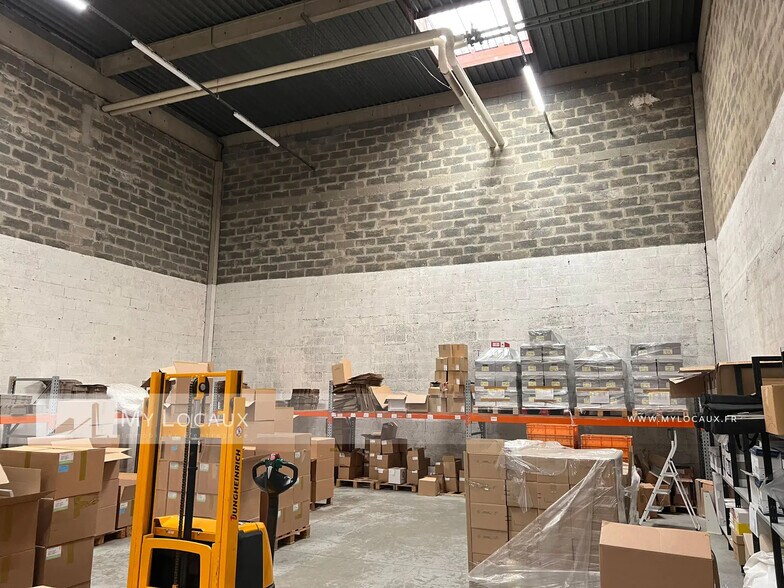 Flex in Osny for lease - Interior Photo - Image 3 of 8