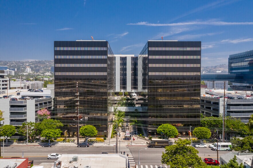 8631 W 3rd St, Los Angeles, CA à louer - Photo du bâtiment - Image 2 de 6