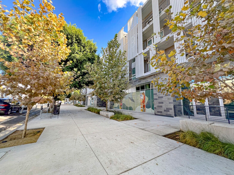 1633 N Edgemont St, Los Angeles, CA for lease - Building Photo - Image 2 of 4