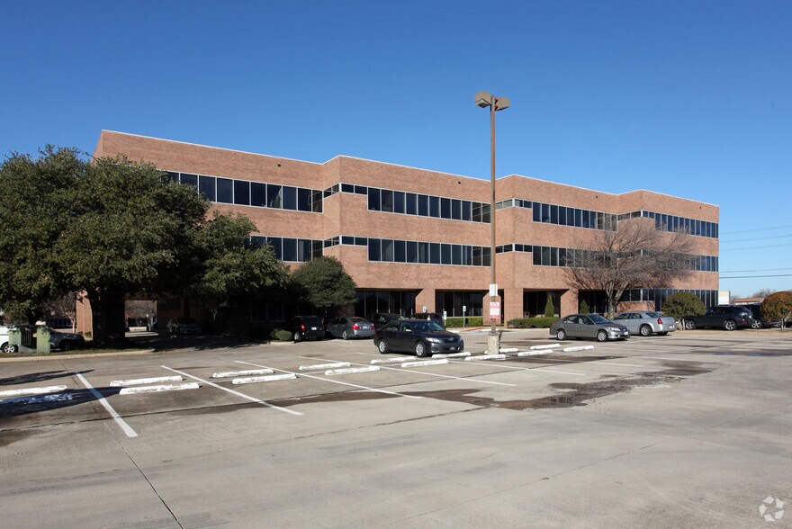 2340 E Trinity Mills Rd, Carrollton, TX à louer - Photo du bâtiment - Image 3 de 7