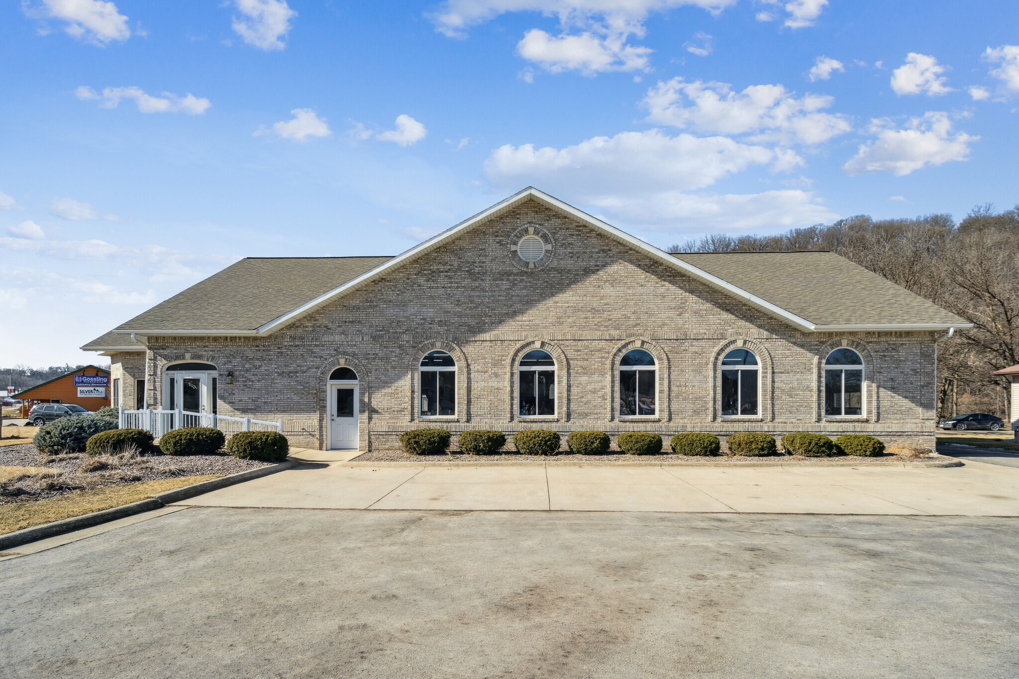 702 Short St, Decorah, IA for sale Primary Photo- Image 1 of 44