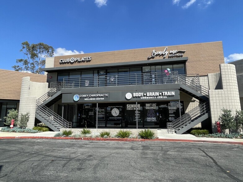 2941 Cochran St, Simi Valley, CA à louer - Photo du bâtiment - Image 3 de 4
