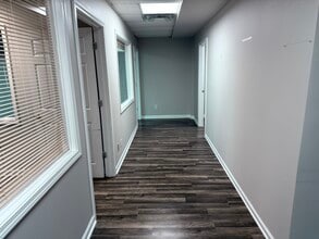 1910 Garden Springs Dr, Lexington, KY for lease Interior Photo- Image 1 of 10