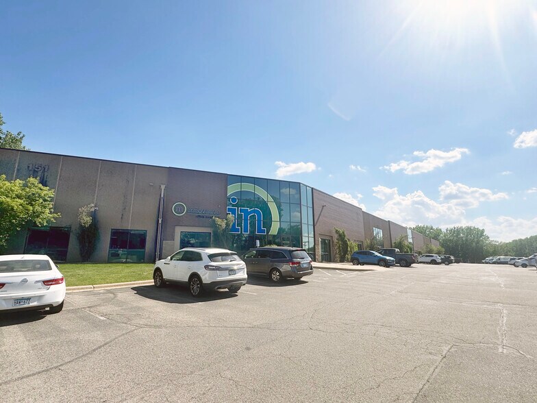 151 Cliff Rd E, Burnsville, MN à louer - Photo du bâtiment - Image 2 de 6