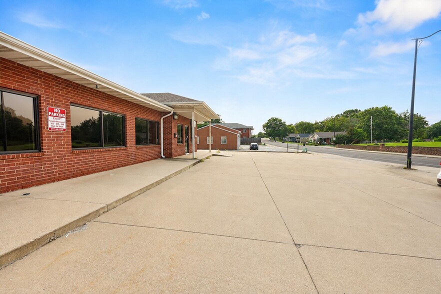 315-319 W 4th St, Fulton, MO for lease - Building Photo - Image 3 of 4