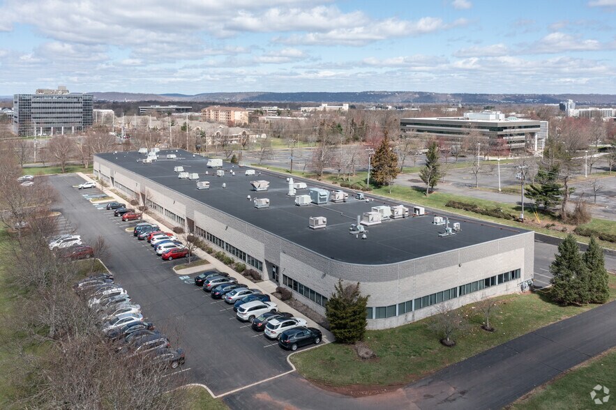 155 Pierce St, Somerset, NJ à louer - Photo du bâtiment - Image 2 de 3