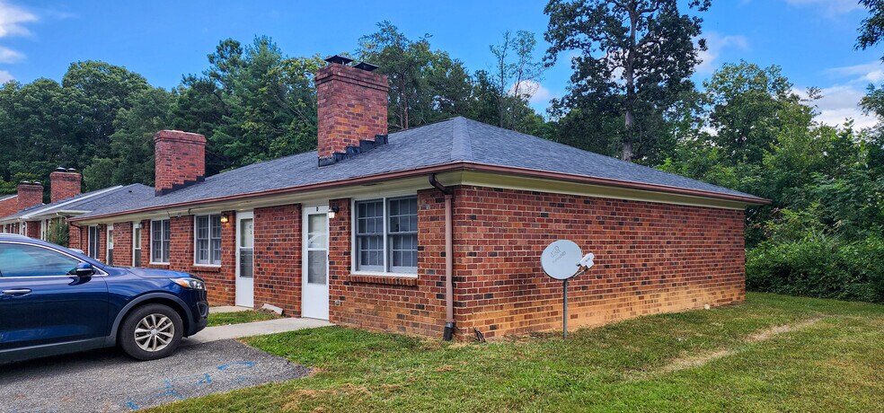 137 Oak Hill Dr, Lynchburg, VA à vendre - Photo du bâtiment - Image 2 de 11