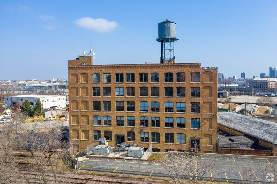 935 W Chestnut St, Chicago, IL à louer - Photo du bâtiment - Image 2 de 7