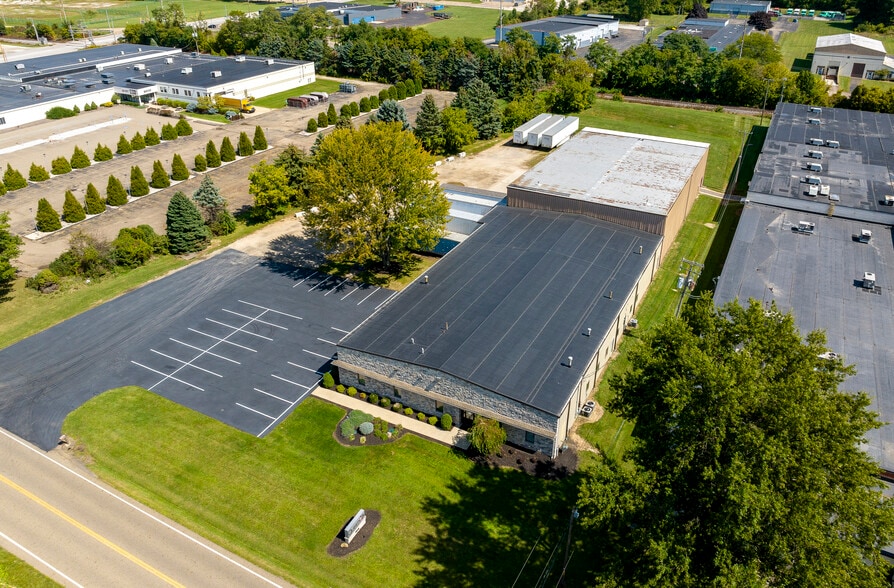 8000 Freedom Ave NW, North Canton, OH à louer - Photo du bâtiment - Image 2 de 5