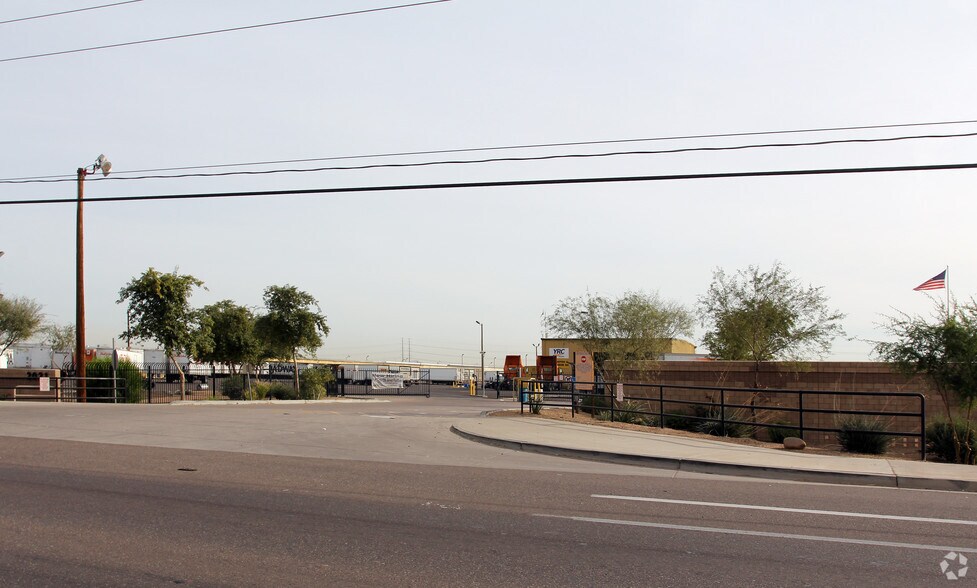 2021 S 51st Ave, Phoenix, AZ à louer - Photo du bâtiment - Image 2 de 5