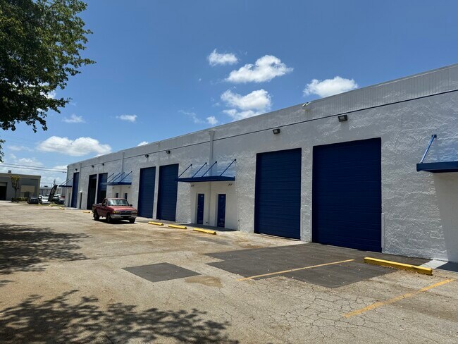 Plus de détails pour 8501-8519 NW 66th St, Miami, FL - Industriel à louer