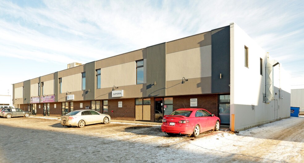 10545 108th St NW, Edmonton, AB à louer - Photo principale - Image 1 de 13