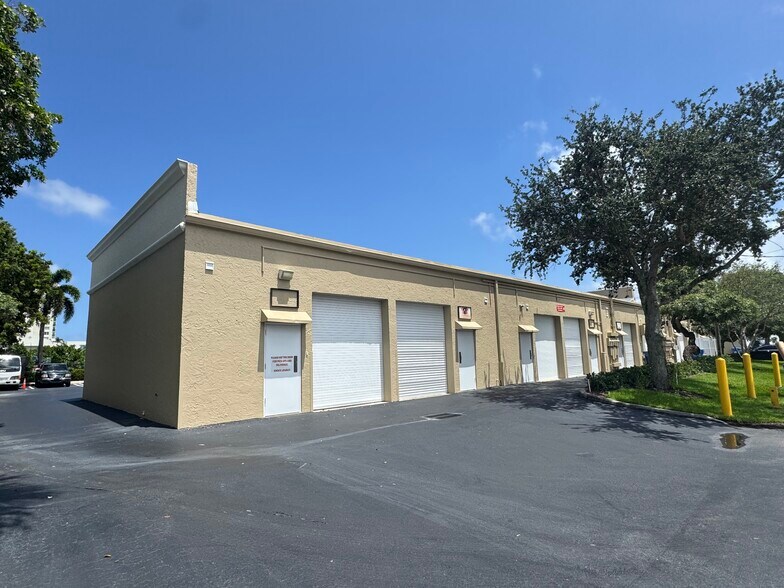 590 SW 9th Ter, Pompano Beach, FL à louer - Photo du bâtiment - Image 3 de 11